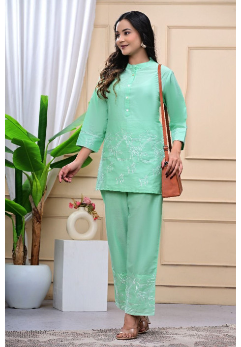 Suit which is beautifully with pants
